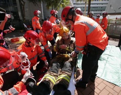 首当其冲受伤消防员送院救治 香港大公报图