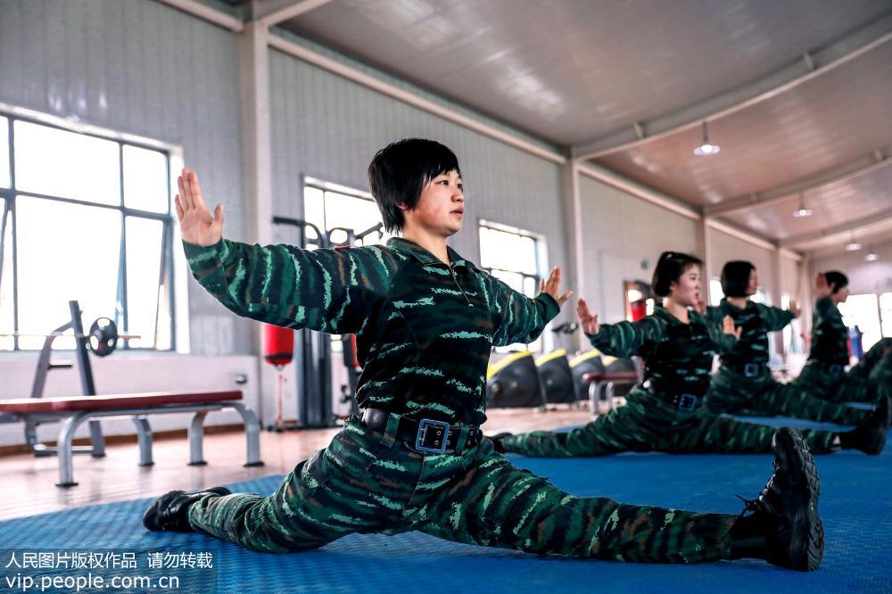 搏击台上,两名特战女兵全副武装,相互竞技,前进,出拳,左摆拳……一